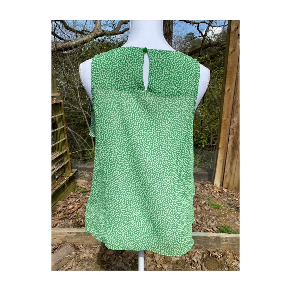 Cute Green sleeveless blouse. - Picture 2 of 3